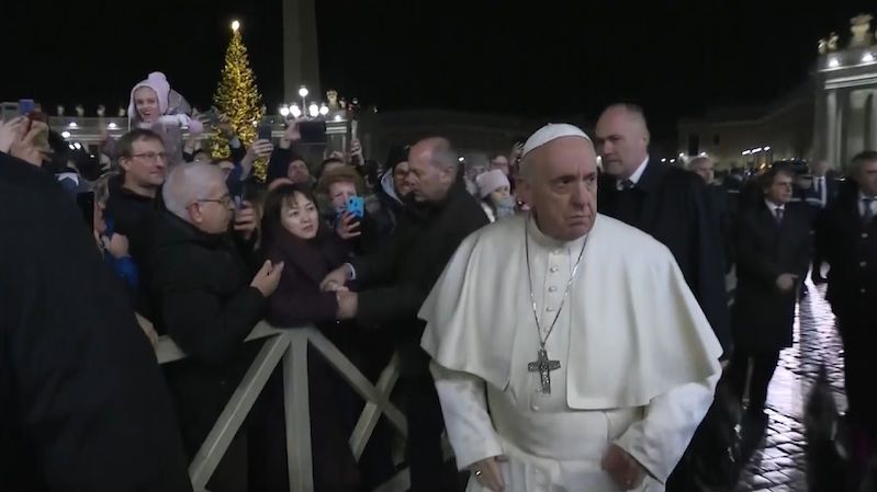 Došla mi trpělivost. Papež se omluvil ženě, kterou plácl přes ruku